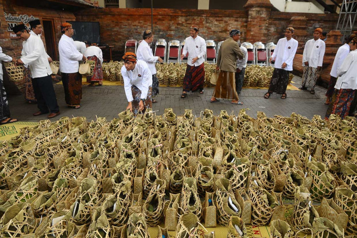 Tamu undangan mendapatkan nasi jangkrik saat puncak acara Bukak Luwur Sunan Kudus. Berkat yang dibungkus dengan daun jati dan diikat dengan tali agel itu berisi nasi dan daging bumbu uyah asem.