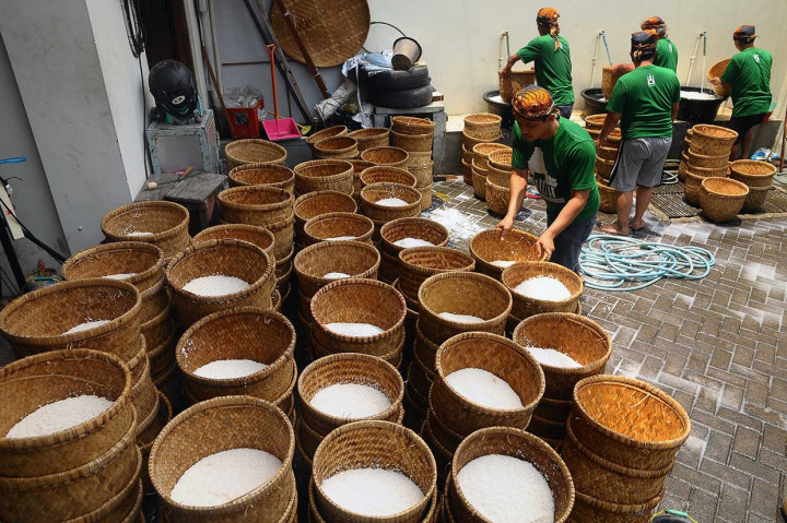 Untuk pelaksanaan tradisi tersebut warga menyumbangkan uang, beras, kerbau, kambing, hingga bumbu masak untuk penyediaan berkat itu. Panitia tahun ini menerima sumbangan 11 kerbau, 84 kambing, dan 12.126 kg beras, 6.760 kg di antaranya dimasak untuk berkat.