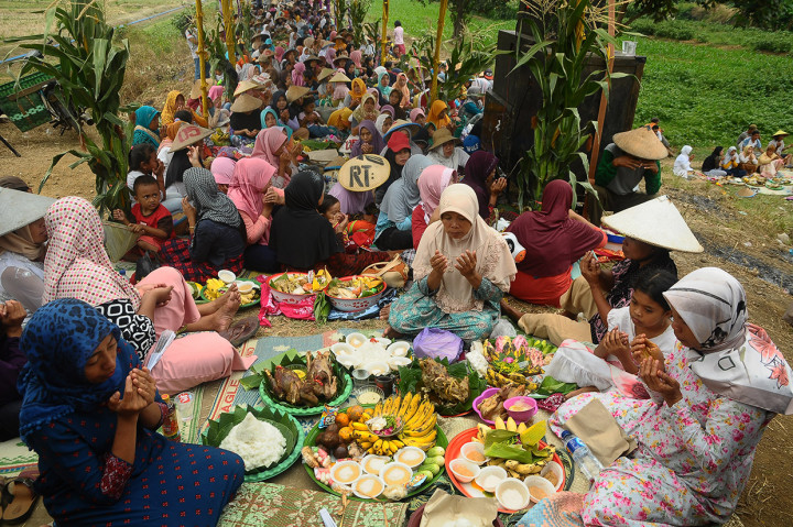 Warga memanjatkan doa saat mengikuti Tradisi Kirab Seribu Ingkung di Desa Kendengsidialit, Welahan, Jepara, Jawa Tengah.