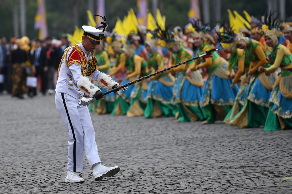 Drumben Taruna Taruni Sekolah Tinggi Kementerian Perhubungan beraksi saat Pelantikan Terpadu Perwira Transportasi Indonesia 2018 di kawasan Monas, Jakarta.
