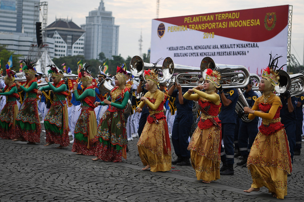 Taruna Taruni Sekolah Tinggi Kementerian Perhubungan menampilkan tarian kolosal saat Pelantikan Terpadu Perwira Transportasi Indonesia 2018 di kawasan Monas, Jakarta.