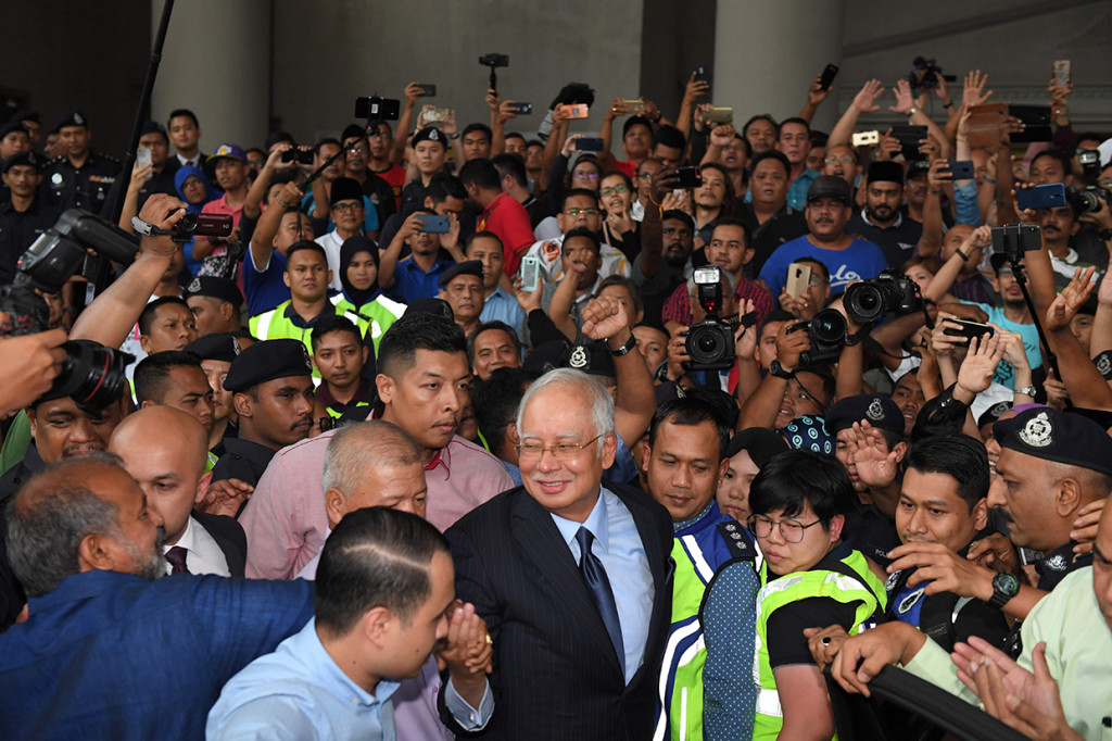 Perdana Menteri Malaysia, Najib Razak bertemu para pendukung setelah menghadapi dakwaan terkait skandal 1MDB di Pengadilan Kuala Lumpur.