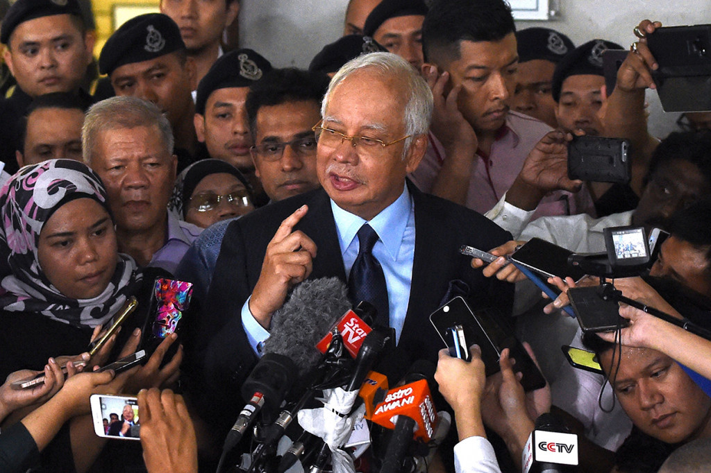 Dalam persidangan tersebut, Najib Razak mengaku tidak bersalah atas 25 tuduhan yang berkaitan dengan penyalahgunaan kekuasaan dan pencucian uang atas ratusan juta dolar dana yang diterima di rekening bank pribadinya.