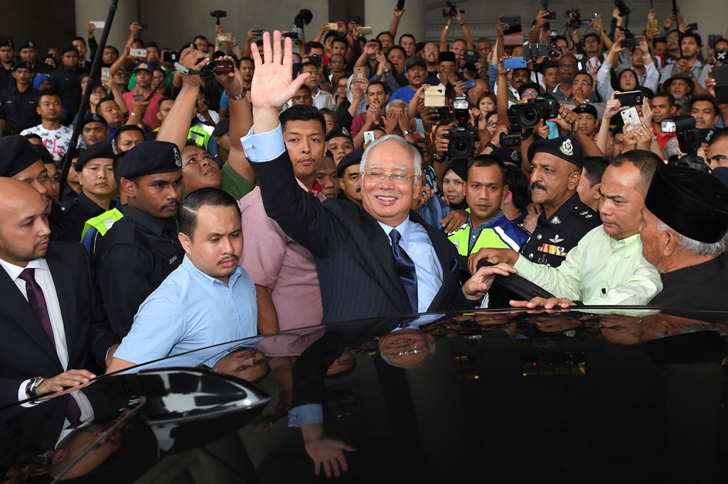 Dakwaan terbaru termasuk empat tuduhan penyalahgunaan kekuasaan mengenai jumlah 2,3 miliar ringgit (US $ 556,23 juta) yang diduga kuat berasal dari dana negara 1Malaysia Development Berhad (1MDB). Jaksa juga menuduhnya dengan 21 dakwaan pencucian uang. 