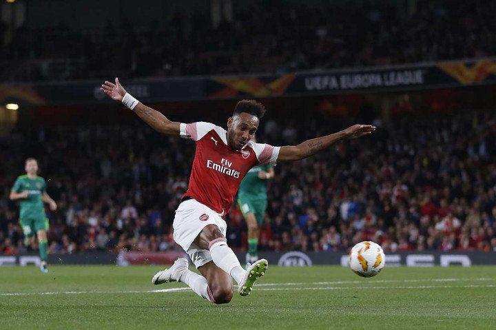 Meski tampil dominan, The Gunners harus menunggu hingga menit ke-32 untuk membuka keunggulan lewat sontekan Pierre-Emerick Aubameyang menyambut umpan tarik Alex Iwobi.