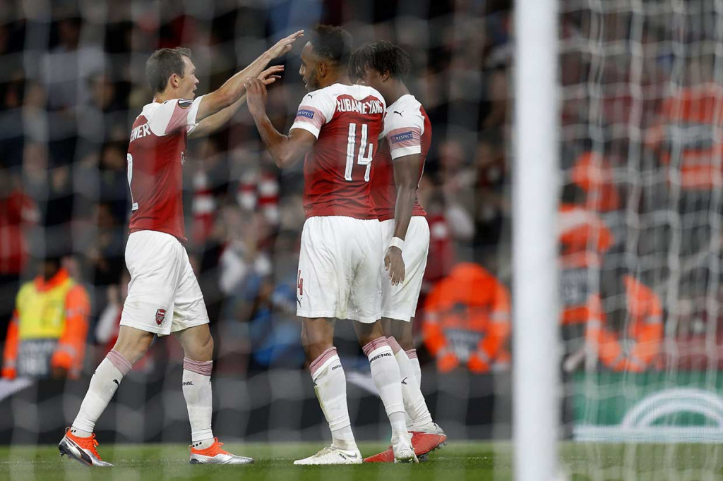 Aubameyang melakukan selebrasi usai menjebol gawang Vorskla Poltava.