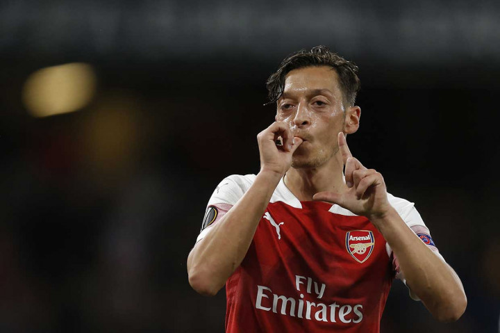 Arsenal kian menjauh dari kejaran Vorskla lewat gol Mesut Oezil pada menit 74, menyelesaikan umpan lambung Stephan Lichtsteiner.