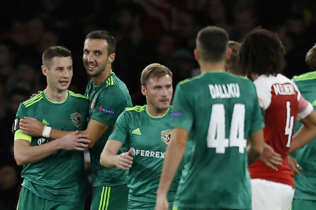 Dua menit kemudian tim tamu memperkecil ketertinggalan menjadi 1-4 lewat sepakan keras kaki kiri Vladimir Chesnakov.