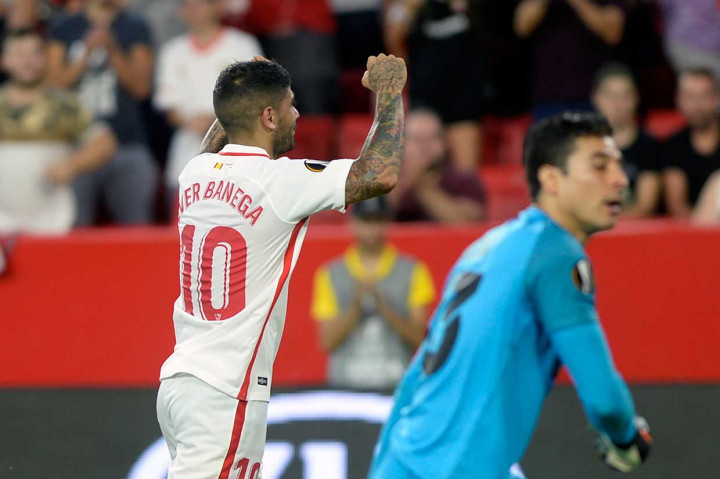 Sevilla membuka keunggulan saat laga baru memasuki menit kedelapan lewat tendangan bebas gelandang Argentina Ever Banega. 