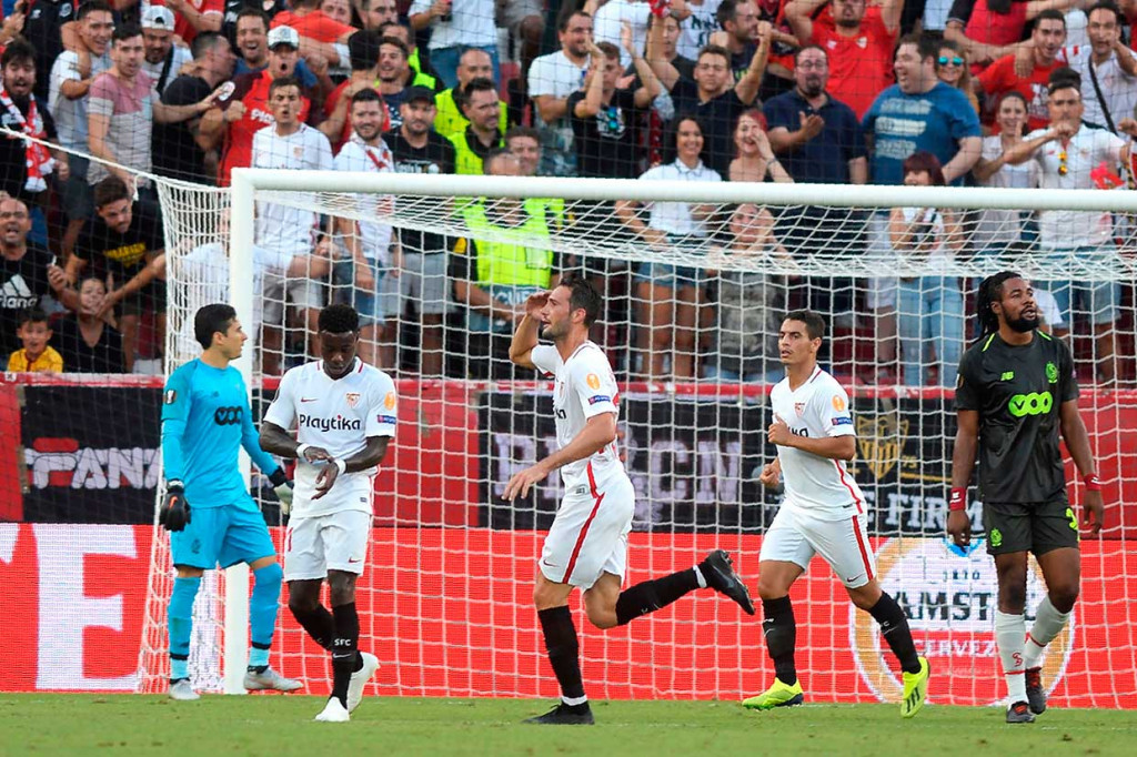 Dua menit berselang Arsenal kembali unggul lewat sepakan melengkung Franco Vazquez menyambut umpaan Jesus Navas.