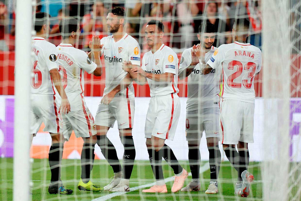 Kemenangan ini membawa Sevilla memuncaki klasemen sementara Grup J dengan 3 poin, disusul FC Krasnodar yang mengalahkan Akhisarspor 1-0. Sedangkan Standard berada di urutan keempat.