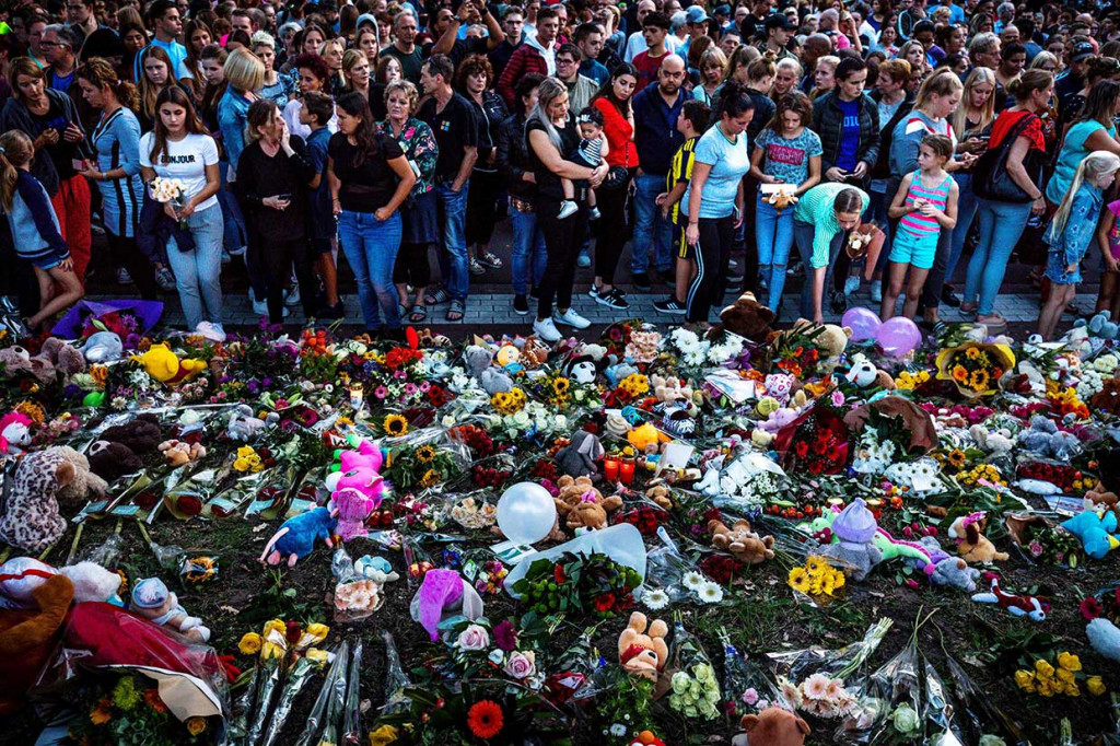 Warga meletakkan karangan bunga di lokasi kecelakaan sebagai tanda duka cita  terhadap para korban.