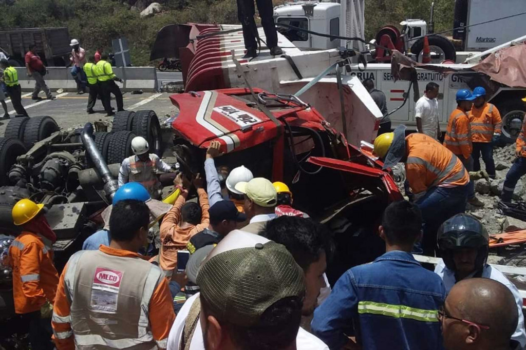 Petugas mengevakuasi korban kecelakaan di jalan raya antara Kotamadya Guaduas dan Puerto Salgar, Cundinamarca, Kolombia, Rabu, 19 September.