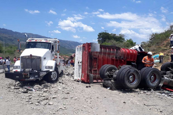 Kecelakaan terjadi setelah sebuah truk yang mengalami rem blong menabrak orang-orang yang tengah menolong korban kecelakaan sebelumnya di tempat yang sama.
