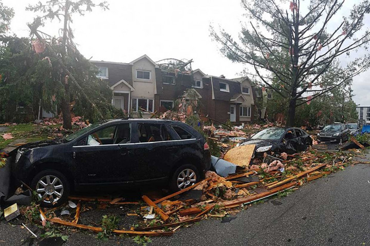 Puluhan rumah dan mobil rusak parah setelah tornado menerjang Mont-Bleu, Gatineau, Quebec, dekat ke Ottawa, Jumat, 21 September waktu setempat.