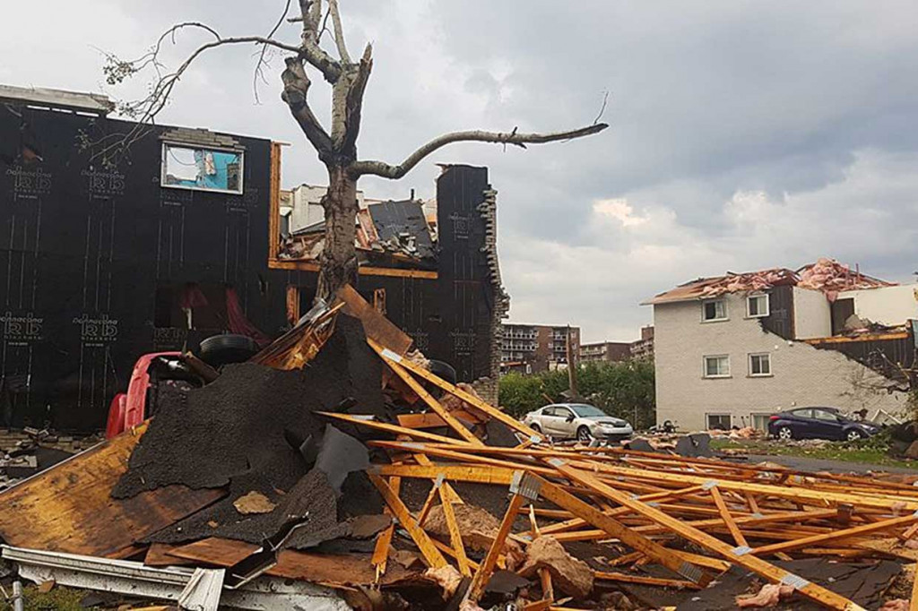 Terjangan angin yang mencapai sekitar 190 km per jam membuat atap-atap rumah beterbangan, mobil terbalik, dan lebih dari 130 ribu warga tanpa listrik. 