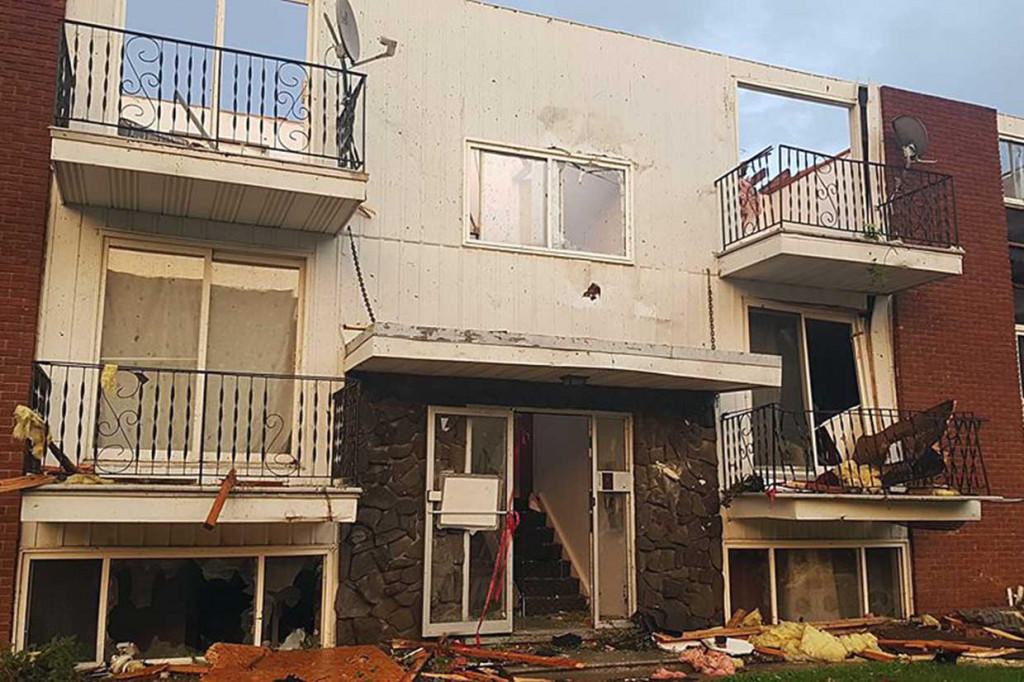 Belasan orang juga terluka akibat bencana alam tersebut.