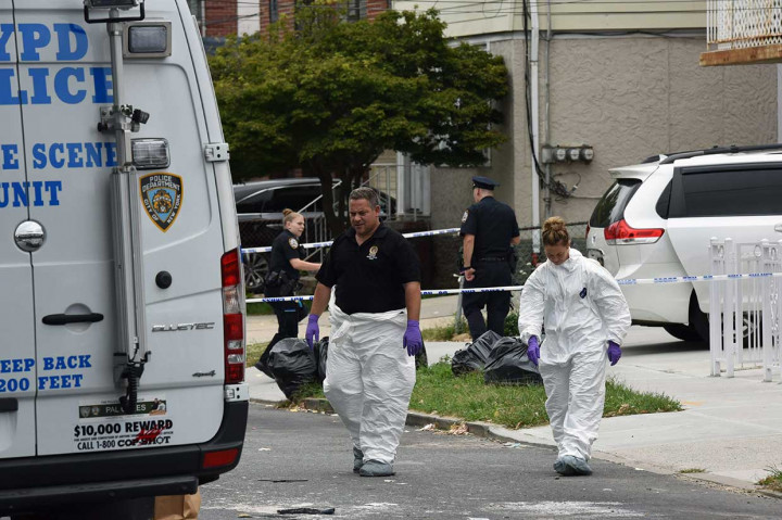Pisau dapur berdarah dan pisau daging disita dari tempat kejadian. Sementara perempuan yang diduga sebagai pelaku diamankan. Ada luka sayatan di pergelangan tangan, yang diduga dilakukannya sendiri.