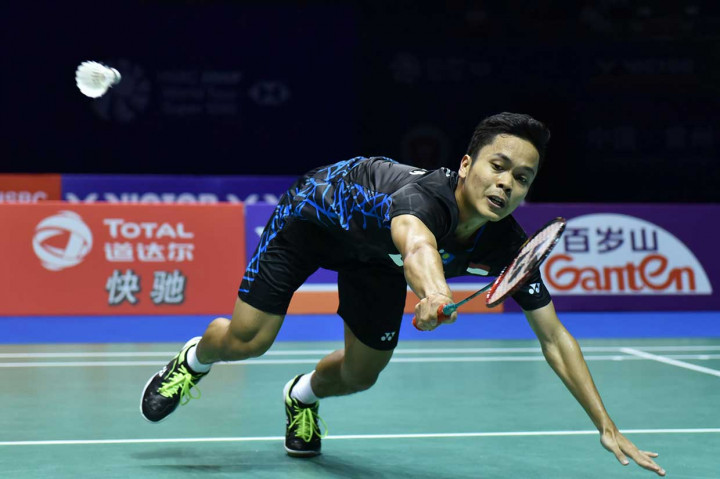 Pebulutangkis tunggal putra Indonesia Anthony Sinisuka Ginting berusaha mengembalikan kok ke arah lawannya Chou Tien Chen dari Taiwan pada laga semifinal China Terbuka di Changzhou, Jiangsu, China, Sabtu, 22 September.