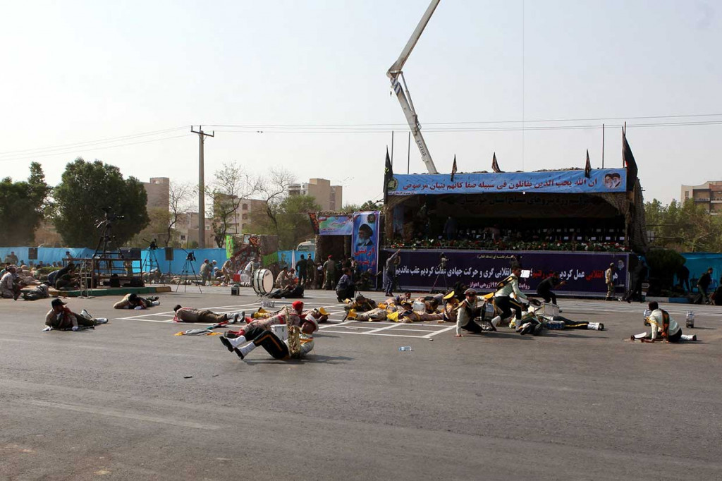 Puluhan tentara tiarap setelah terjadi serangan oleh gerilyawan bersenjata terharap parade militer di Kota Ahvaz, barat daya Iran, Sabtu, 22 September.