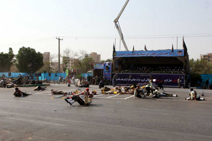 Puluhan tentara tiarap setelah terjadi serangan oleh gerilyawan bersenjata terharap parade militer di Kota Ahvaz, barat daya Iran, Sabtu, 22 September.