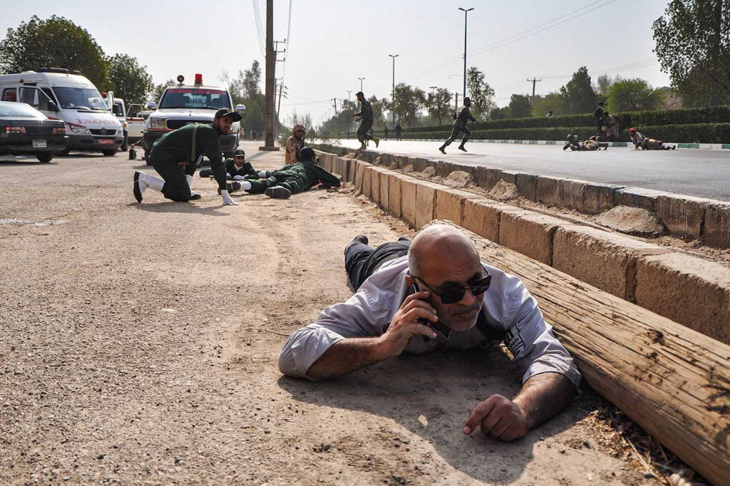 Serangan terjadi saat acara parade militer untuk memperingati pecahnya perang Iran-Irak pada 1980-1988.