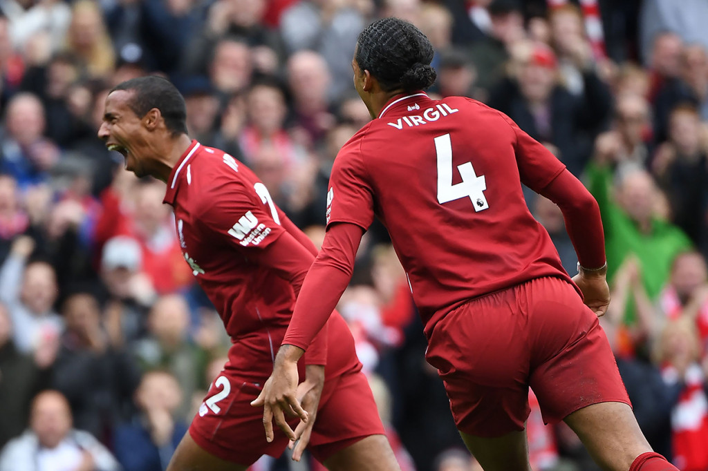 Liverpool kalahkan Southampton 3-0 dan puncaki klasemen Premier League.
