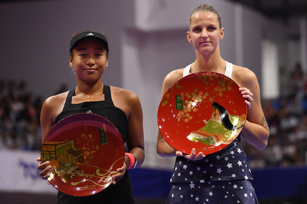 Pemenang Jepang Terbuka Karolina Pliskova bersama juara kedua Naomi Osaka memegang trofi pada laga Jepang Terbuka di Tokyo.