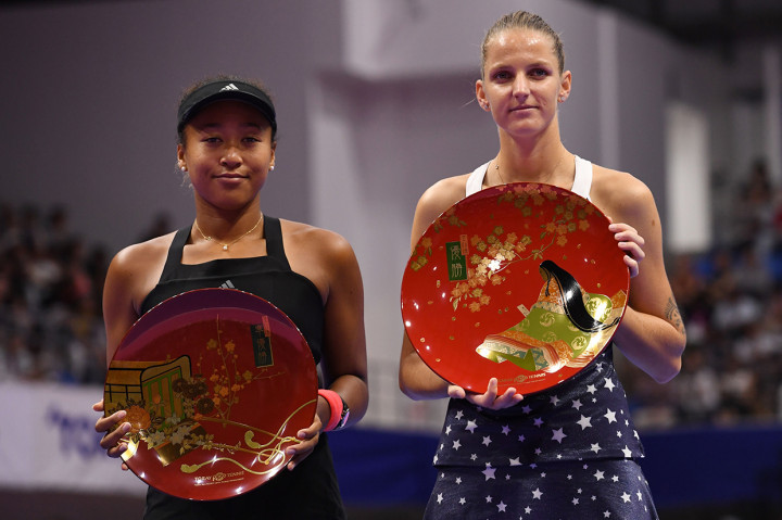 Pemenang Jepang Terbuka Karolina Pliskova bersama juara kedua Naomi Osaka memegang trofi pada laga Jepang Terbuka di Tokyo.