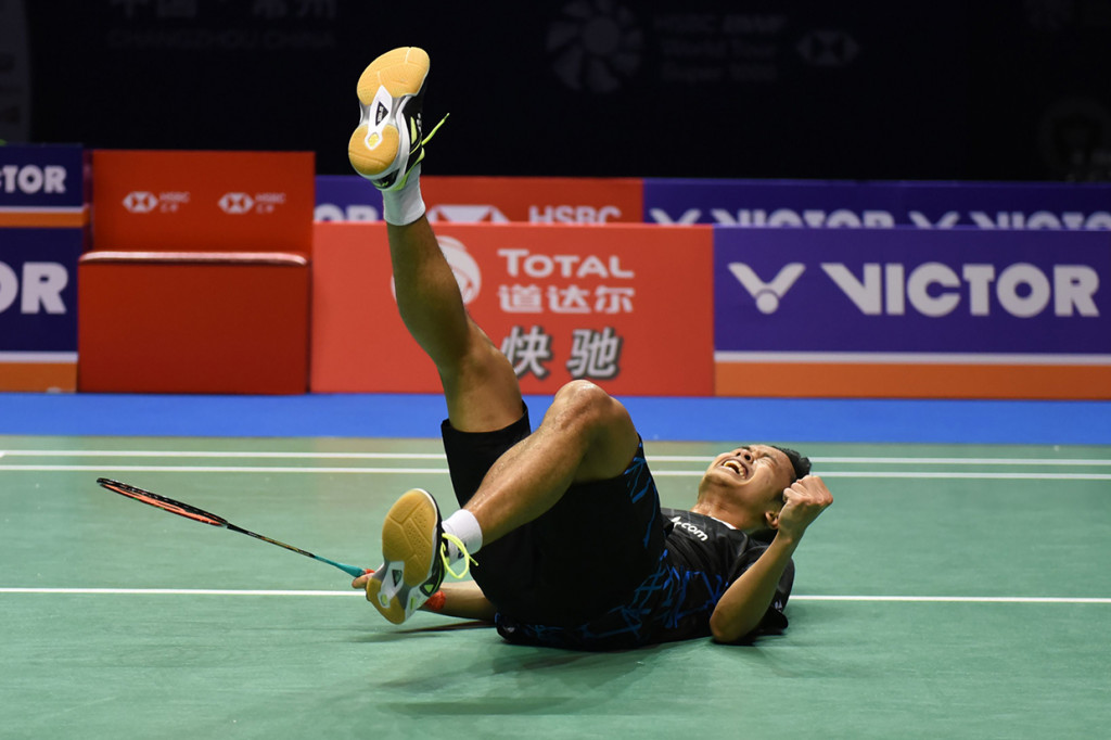 Tunggal putra Indonesia Anthony Sinisuka Ginting melakukan selebrasi usai meraih gelar juara China Open 2018.
