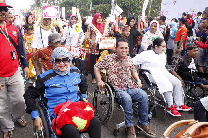 Penyandang difabel mengikuti parade Maskot Asian Para Games 2018 'Momo' di kawasan Monas, Jakarta.