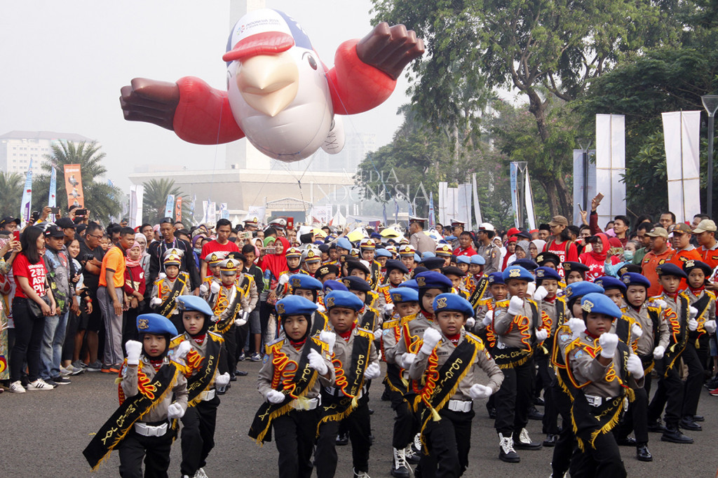 Polisi cilik melakukan flash mob baris-berbaris saat parade Maskot Asian Para Games 2018 'Momo' di kawasan Monas, Jakarta.
