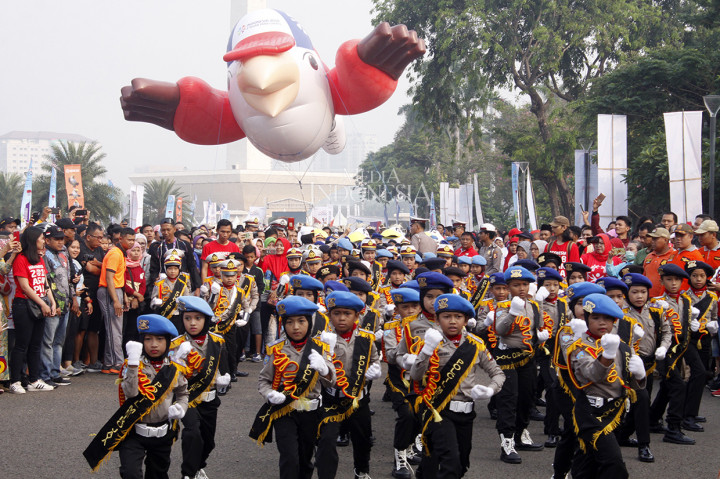Polisi cilik melakukan flash mob baris-berbaris saat parade Maskot Asian Para Games 2018 'Momo' di kawasan Monas, Jakarta.
