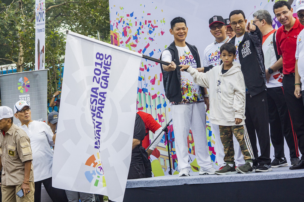 Menteri Pemuda dan Olahraga Imam Nahrawi (tengah) bersama Ketua Panitia Pelaksana Asian Para Games (Inapgoc) Raja Sapta Oktohari (kiri), Gubernur DKI Jakarta Anies Baswedan (kedua kanan) dan Chief Executive Officer Asian Paralympic Committee (APC) Tarek Souei (kanan) membuka parade maskot Asian Para Games 2018 'Momo' di kawasan Monas, Jakarta.