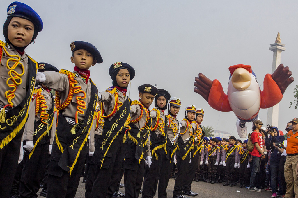 Parade Momo dimulai dengan pertunjukan dari polisi cilik binaan Direktorat Lalu Lintas Polda Metro Jaya dan Korps Lalu Lintas Polri. Sejumlah instansi dan komunitas turut memeriahkan parade dalam rangka menyemarakkan gelaran Asian Para Games ini. 
