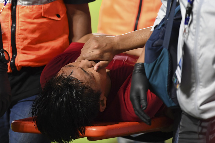 Pesepak bola Timnas U-19 Feby Eka Putra ditandu keluar lapangan saat cedera dalam laga PSSI 88th U19 International Tournament di Stadion Pakansari, Cibinong, Bogor.