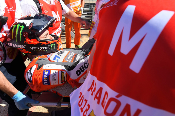Pembalap tim Ducati Team, Jorge Lorenzo, menerima bantuan medis setelah terjatuh saat MotoGP Aragon di Sirkuit Aragon, Spanyol.