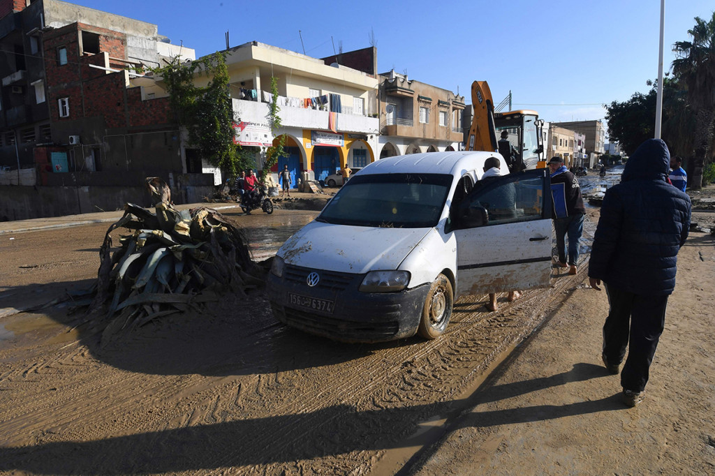 Di sebagian besar wilayah, ketinggian air mulai surut dengan cepat. 