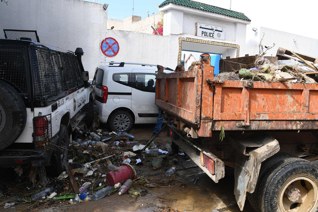 Pihak berwenang Tunisia mengatakan mereka telah mengirim tim polisi, tentara dan penyelamat ke wilayah yang terkena banjir bandang di samping memobilisasi ambulans dan dua helikopter.
