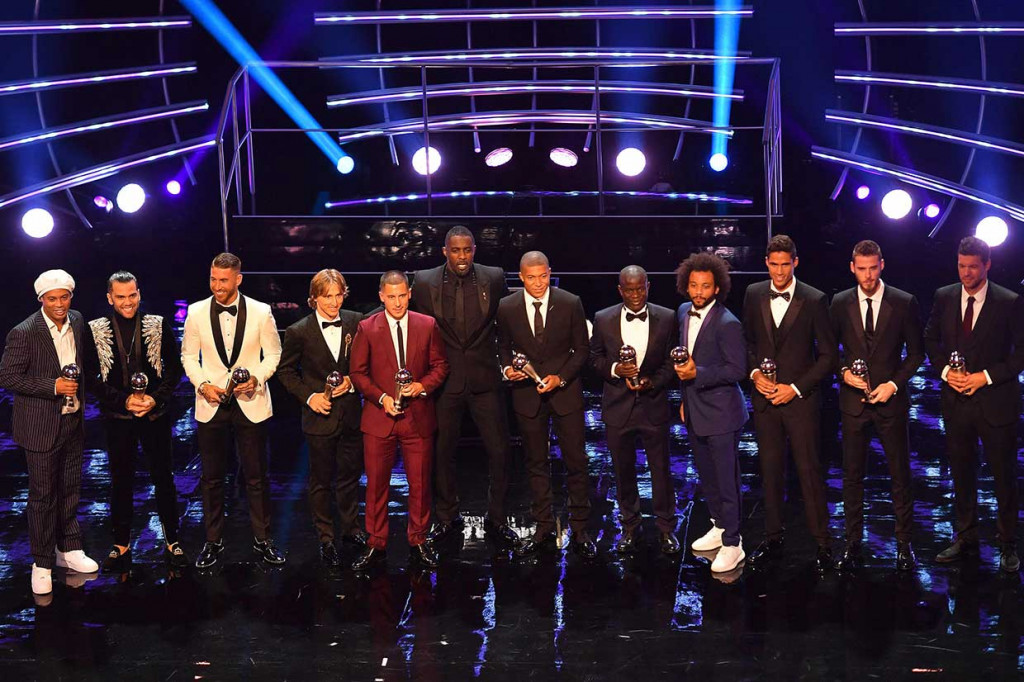 FIFA juga mengumumkan tim terbaik 2018. Berikut susunannya: Dani Alves, Sergio Ramos, Luka Modric, Eden Hazard, Kylian Mbappe, N'Golo Kante, Marcelo, Raphael Varane, David de Gea, Lionel Messi, dan Cristiano Ronaldo.