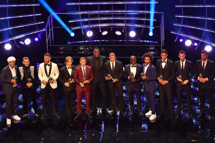 FIFA juga mengumumkan tim terbaik 2018. Berikut susunannya: Dani Alves, Sergio Ramos, Luka Modric, Eden Hazard, Kylian Mbappe, N'Golo Kante, Marcelo, Raphael Varane, David de Gea, Lionel Messi, dan Cristiano Ronaldo.