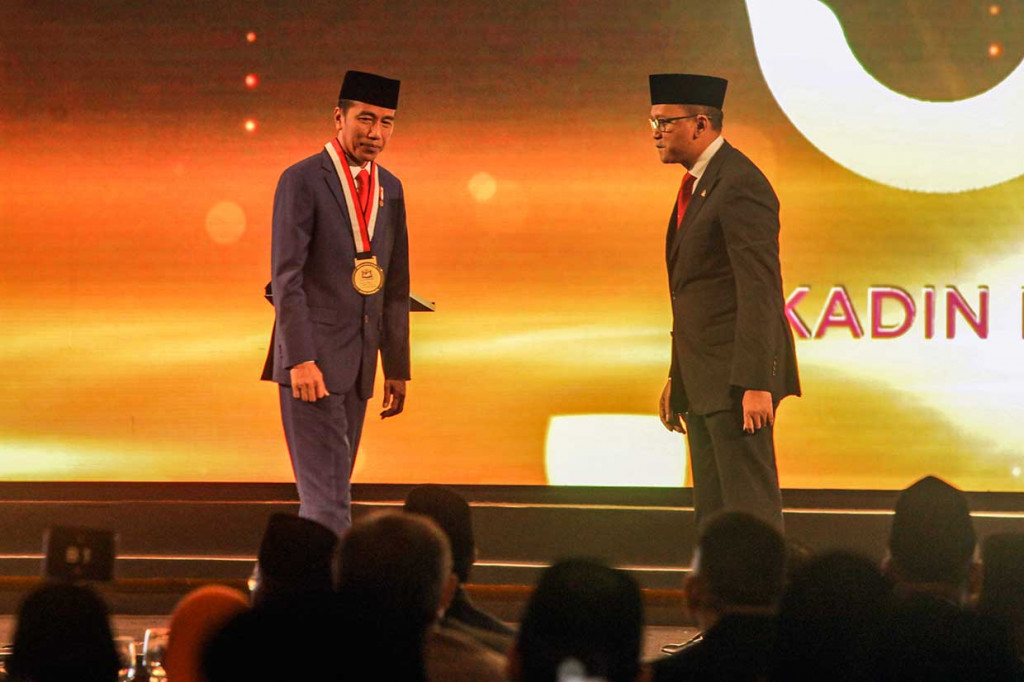 Kadin menilai upaya pembangunan infrastruktur di berbagai daerah di Indonesia termasuk di Papua merupakan upaya yang signifikan untuk memeratakan pembangunan. Sementara Jokowi mengatakan apa yang diberikan kepadanya merupakam sesuatu yang berat. 