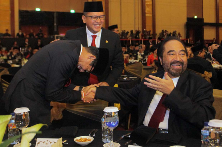 Cawapres nomor urut 02 Sandiaga Uno (kiri) berjabat tangan dengan Ketua Umum Partai NasDem Surya Paloh saat menghadiri HUT ke-50 Kadin.