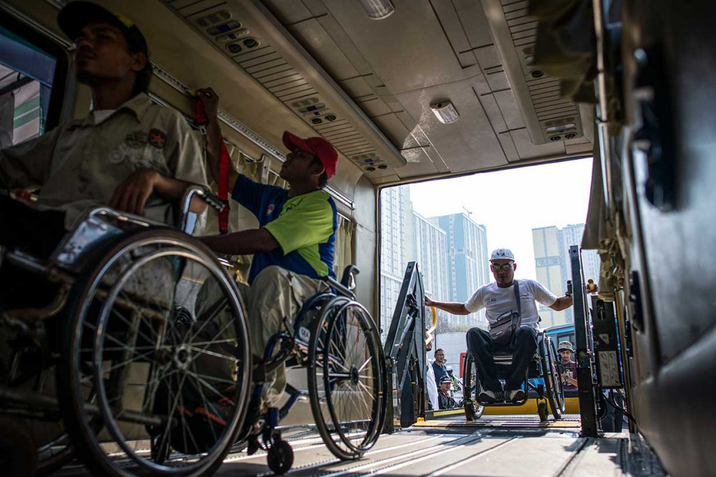 Sejumlah atlet difabel menaiki bus saat simulasi transportasi jelang penyelenggaraan Asian Para Games 2018, di Wisma Atlet Kemayoran, Jakarta, Selasa, 25 September.