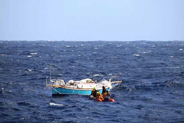 Abhilash Tomy hilang setelah tiang kapal layar yang dikendalikannya patah setelah dihantam badai pada Jumat, 20 September. Tomy yang tengah mengikuti ajang Golden Glober Race, perlombaan kapal layar keliling dunia mengalami cedera punggung yang parah akibat kejadian tersebut.