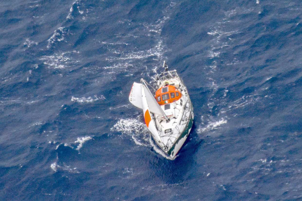 Komandan Angkatan Laut India berusia 39 tahun tersebut tidak bisa bergerak di kapalnya dan kemudian hanyut sejauh kurang lebih 3.500 km dari lepas pantai Australia bagian barat. Sejak saat itu, misi keselamatan internasional dikerahkan untuk mencari keberadaan Tomy.  