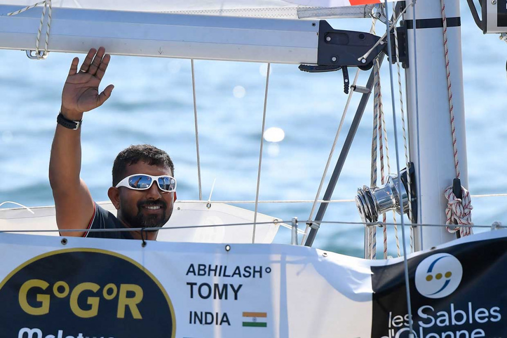 Foto yang diambil pada 29 Juni, memperlihatkan pelaut India Abhilash Tomy berpose di kapalnya 'Thuriya' di Les Sables d'Olonne Harbor, menjelang lomba keliling dunia Golden Globe Race'. Dalam lomba tersebut peserta dilarang menggunakan perangkat modern seperti GPS atau komputer, kecuali alat komunikasi.