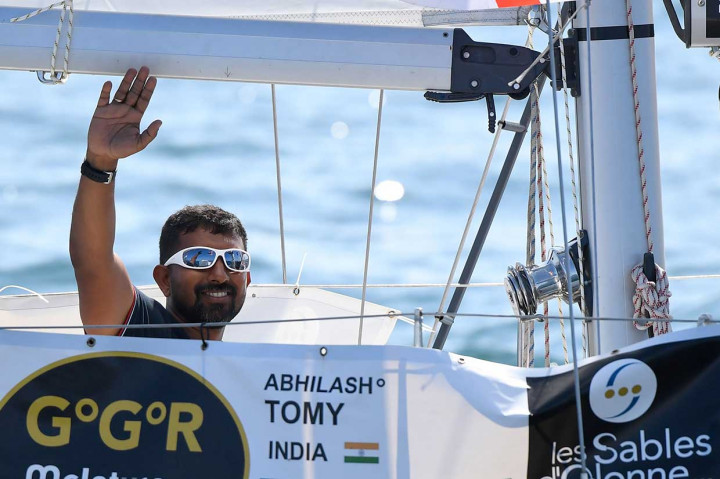 Foto yang diambil pada 29 Juni, memperlihatkan pelaut India Abhilash Tomy berpose di kapalnya 'Thuriya' di Les Sables d'Olonne Harbor, menjelang lomba keliling dunia Golden Globe Race'. Dalam lomba tersebut peserta dilarang menggunakan perangkat modern seperti GPS atau komputer, kecuali alat komunikasi.