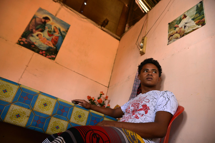 Aldi Novel Adilang beraktivitas di rumahnya di Desa Lansa, Kecamatan Wori, Minahasa Utara, Sulawesi Utara.