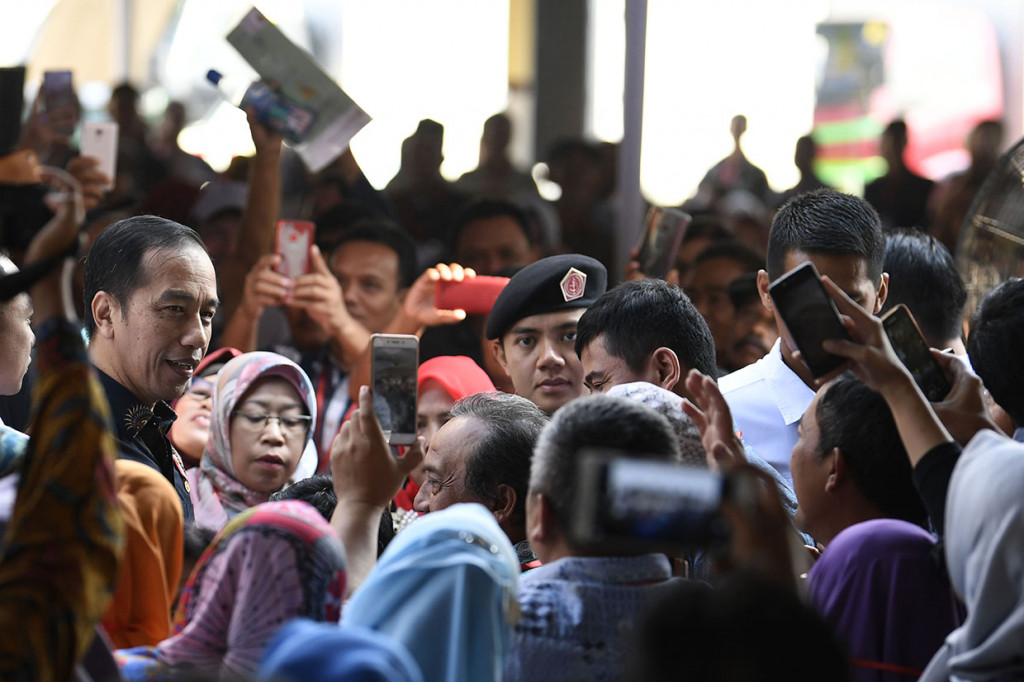 Kehadiran Jokowi disambut meriah dan tepuk tangan warga. Banyak warga yang mendekat untuk bisa bersalaman dengan Jokowi. Jokowi meladeni permintaan salam warga hingga yang hendak berfoto bersama.